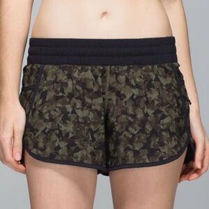 Lululemon Tracker Short III Mystic Jungle Fatigue Green Camo‎ Size 8 flawed logo